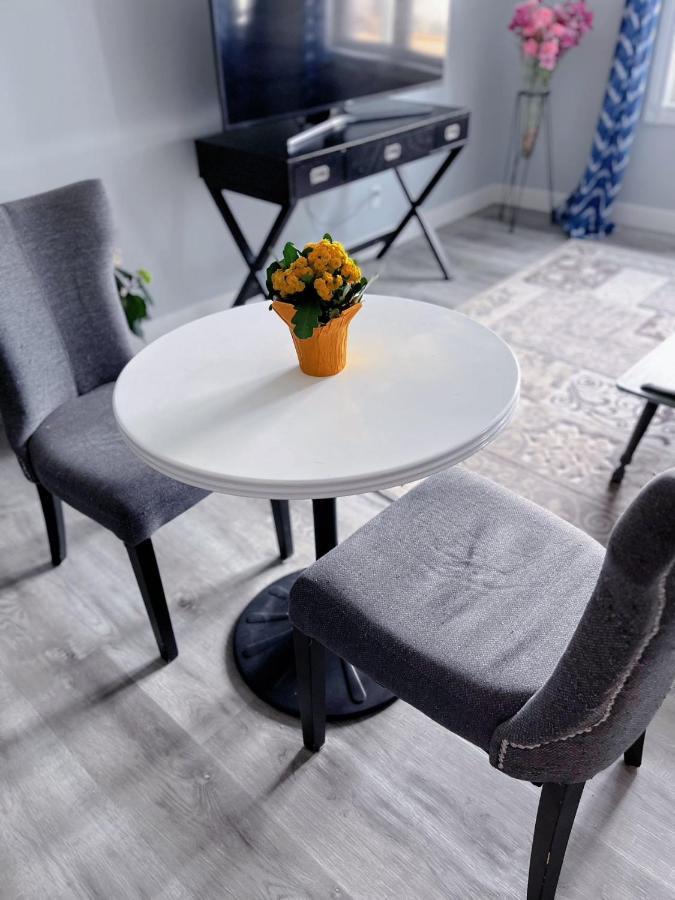 Elegant Garden Suite&2Mins Bus Station Close Lrt& Free Parking YYC Exterior foto